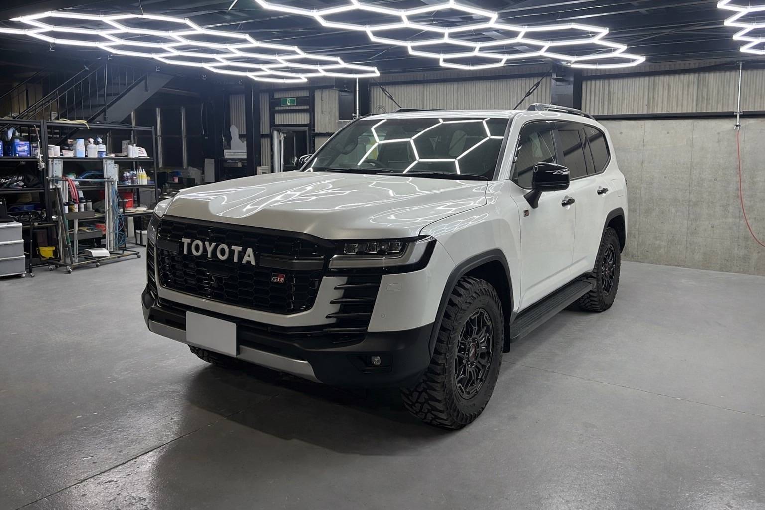 ガードグレイズ施工後の2026年式ホワイトのトヨタ ランドクルーザー
